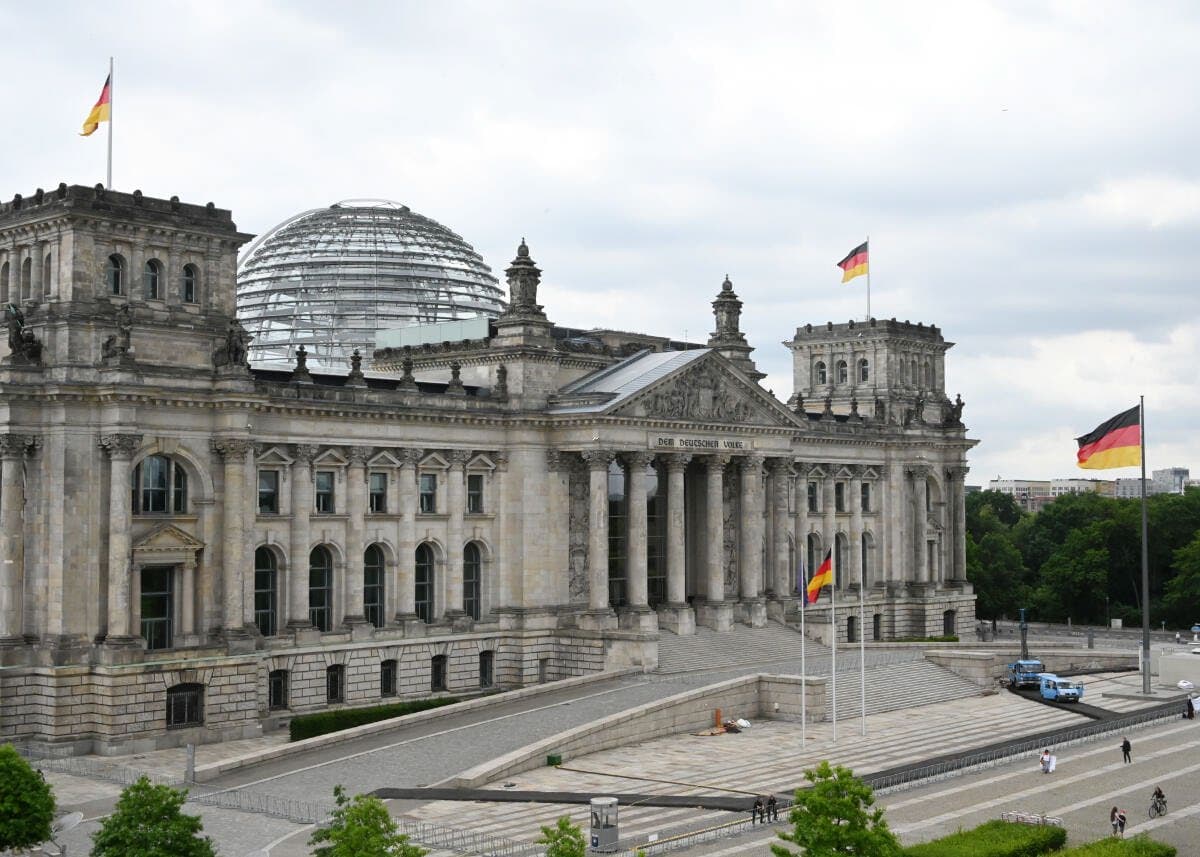 A big and majestic palace-looking building. Its entrance is decorated with six columns. There is a big caption „DEM DEUTSCHEN VOLKE“ over it.